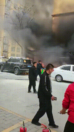 此题无解。3月23日，陕西某小区，疑似电动车充电引发大火，差点把小区给点了，灭