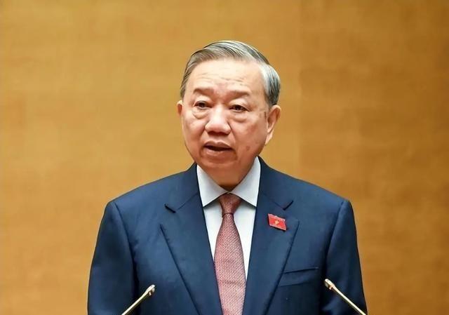 坚定支持中国政府的严正声明，越南占领的中国岛礁全部归还，越方人员全部撤出！否则后