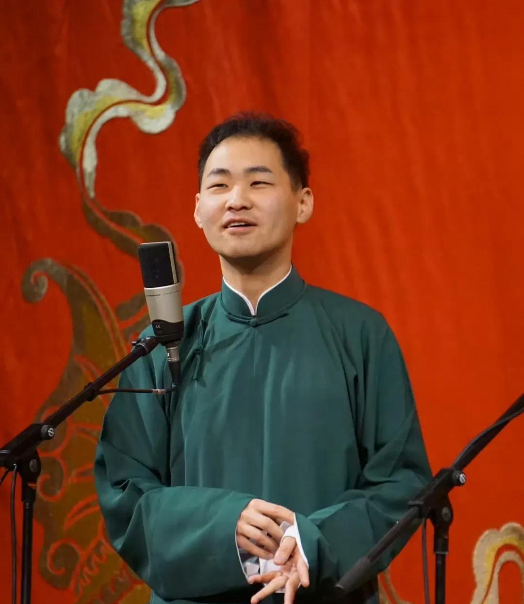 宋艺回德云社算是稳定下来了，这个星期分到了德云五队，和高磊搭档。德云社五队现在