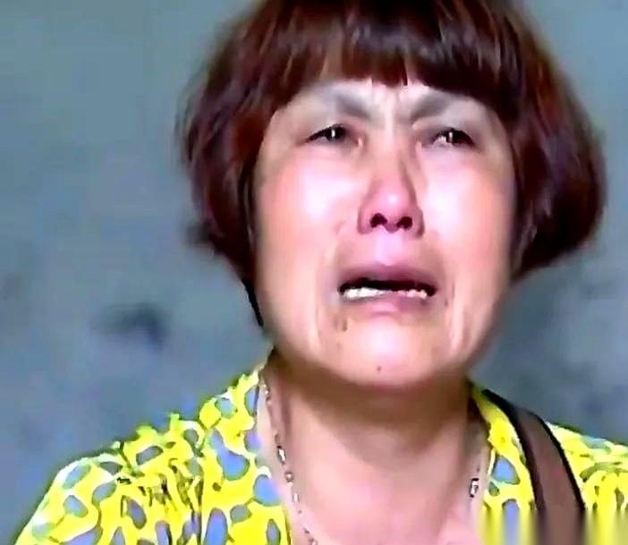 32年死活不管，一听亲儿子在广东年入百万，立刻抹着大红嘴唇跑电视上“强行认亲”。