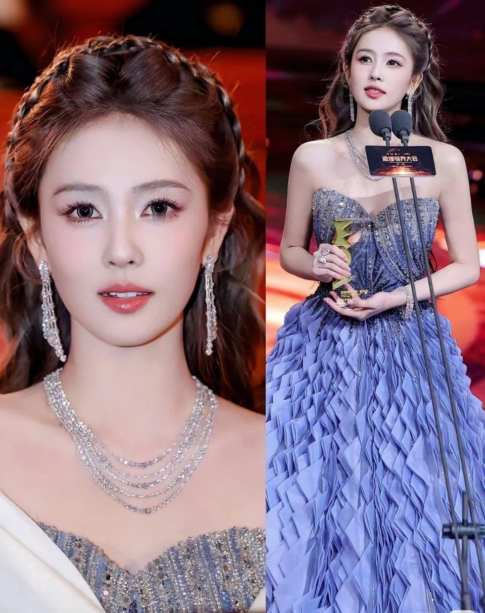 白鹿今晚这个公主麻花辨披发封神了!白鹿今晚微博视界大会第二套造型太神了，新染的