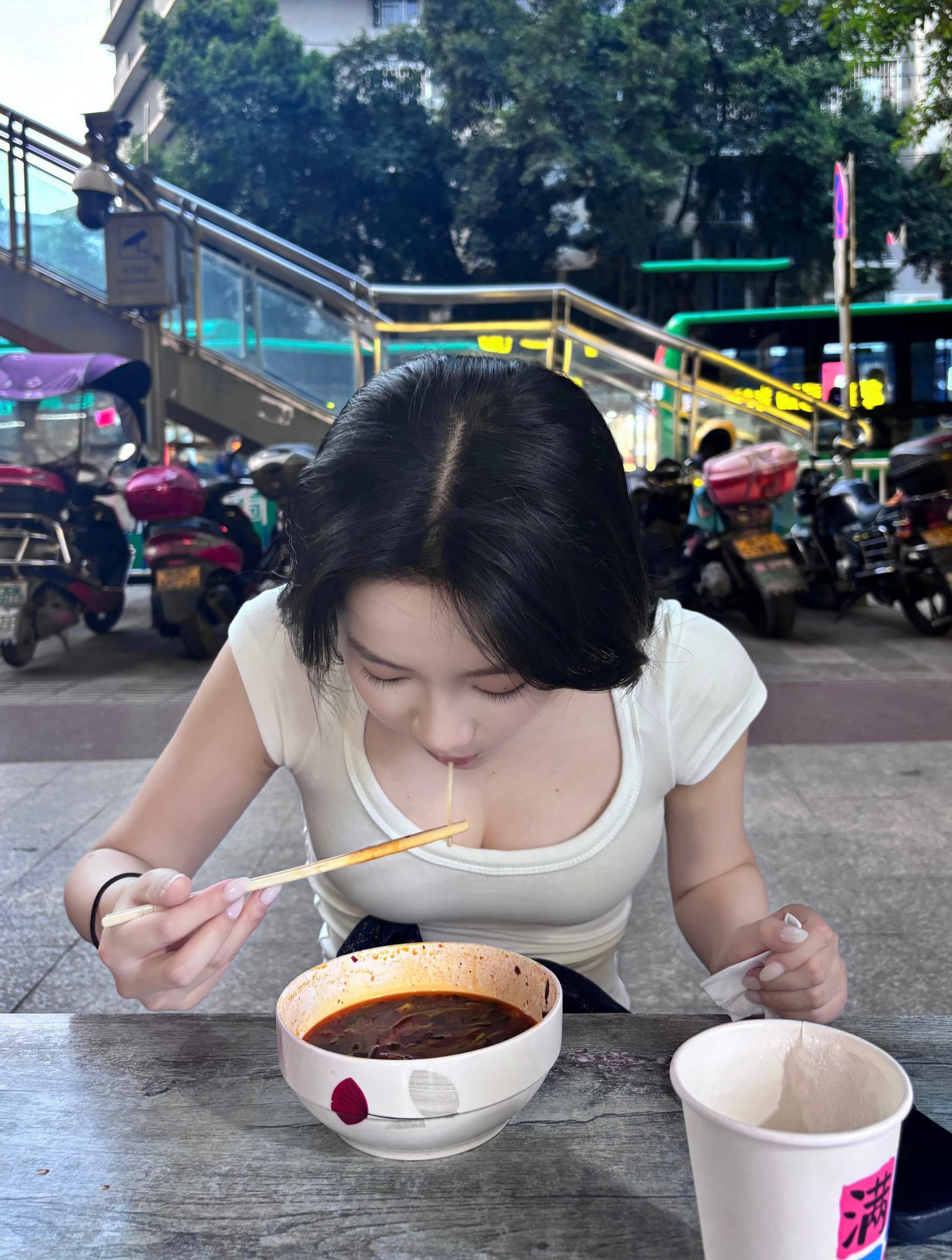 陪你吃路边摊的女孩