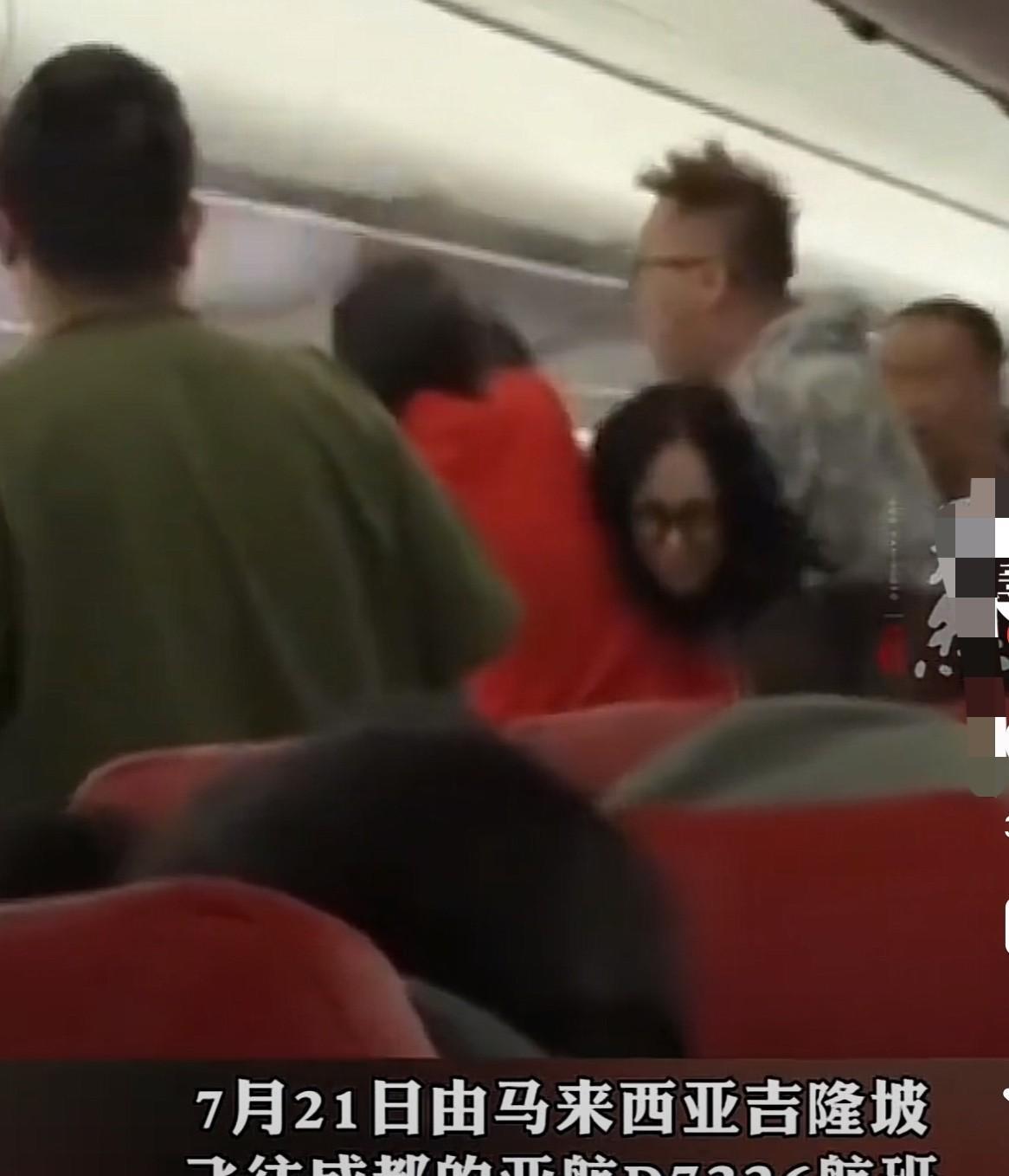 这下不要再总是说大爷大妈们没素质讲话声音大影响别人了！素质这事不分年龄大小啊……