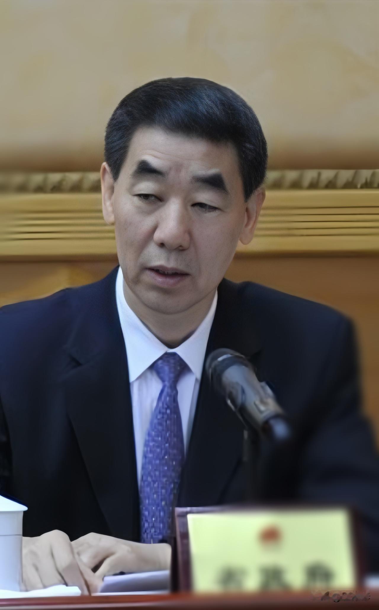 在部分百姓眼里，信阳“铁哥”是近几十年来干实事为数不多的能人！修路、建城、招