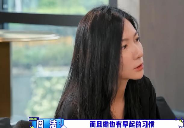 佟丽娅的经纪人对胡军和李乃文说：“丫丫有早起的习惯，她不睡懒觉。”胡军：“多早起