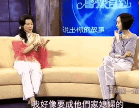 1983年，20岁的何赛飞去老师家吃饭，看到照片中老师的4个儿子，她心想：自己一