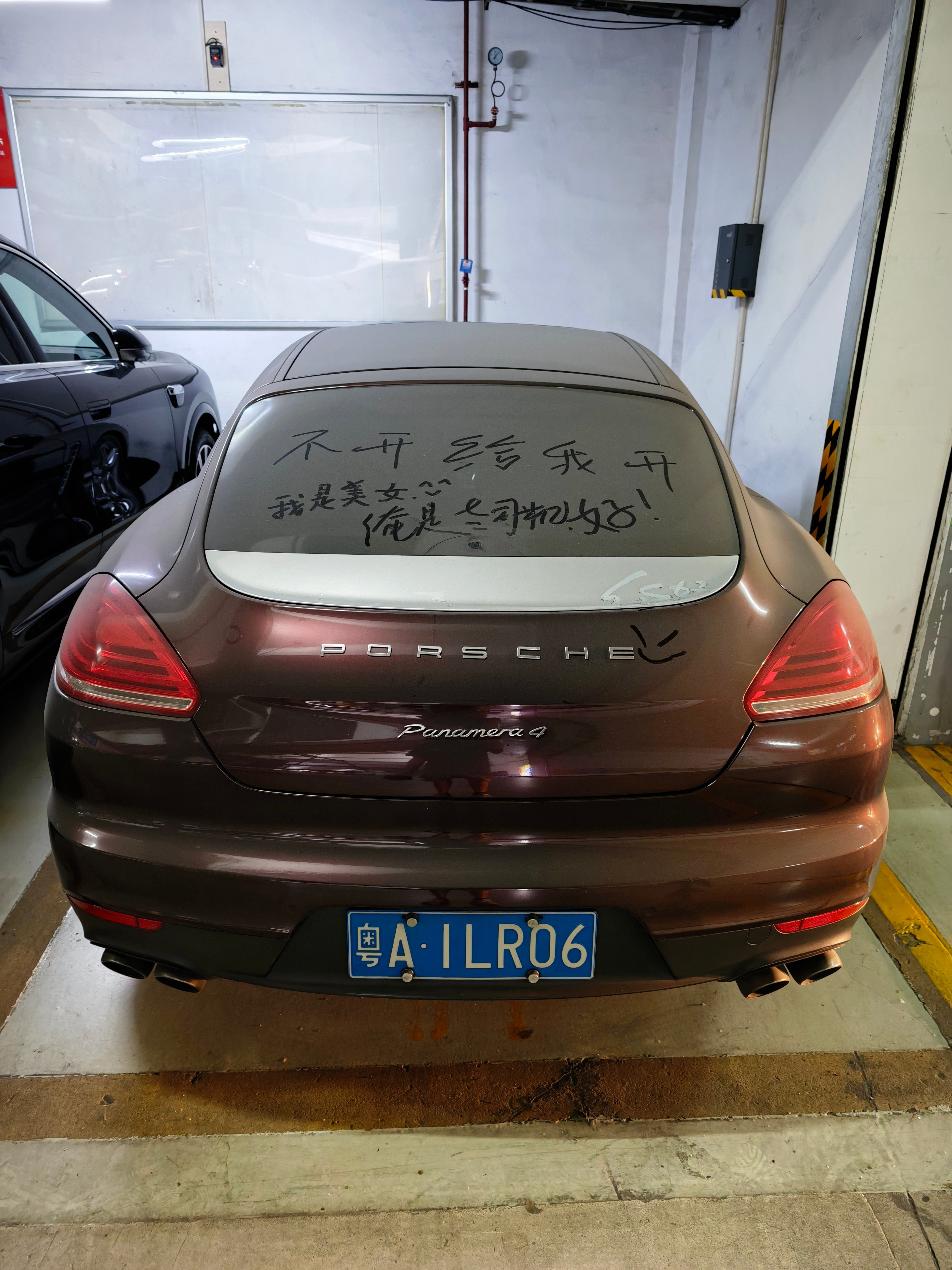 地库都能吃这么多灰，这车停多久了。大v聊车panamera广州·珠江新城