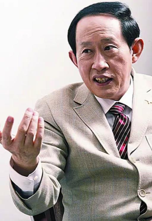 贪官只有一个特点，那就是蠢，你不缺吃，不缺穿，不缺钱花，每个月的工资都非常体面，