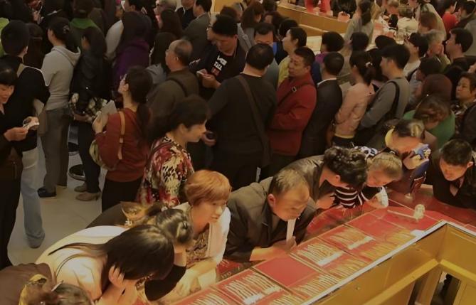 金价一个月跌掉150块一克，上海金店被挤爆了。今年国庆假期，老凤祥从1406