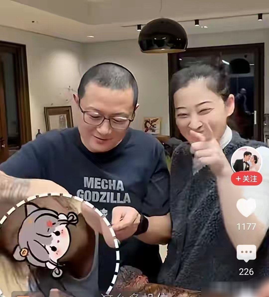 梅婷的老公曾剑贤惠勤快，一家人聚餐，多么温馨画面，幸福感爆棚