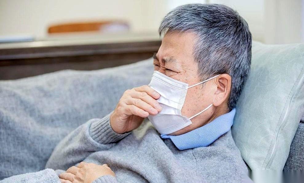 一个阿姨，就前几天在医院碰到的，咳了一个月。她说晚上根本没法睡，咳到人要崩溃，