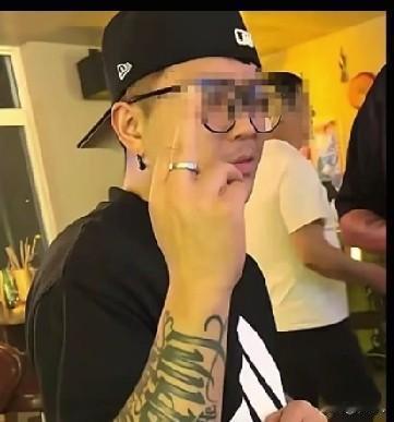 网传王宝强前经纪人宋喆在烟台饭局被偶遇抓拍。他戴着棒球帽，胳膊上纹了花臂，在一