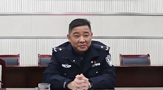 原江宁区公安分局政委夏家荣被通报在5年内仅仅收受的过节礼金就高达85万元之多。而