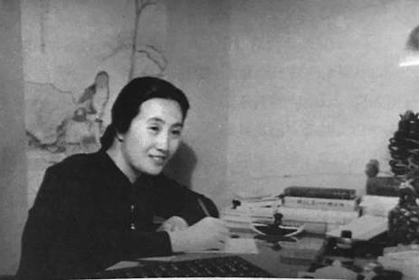 1925年，连生4女的董竹君，为圆丈夫儿子梦，冒死怀第5胎。她肚大肥圆，爱吃辣椒