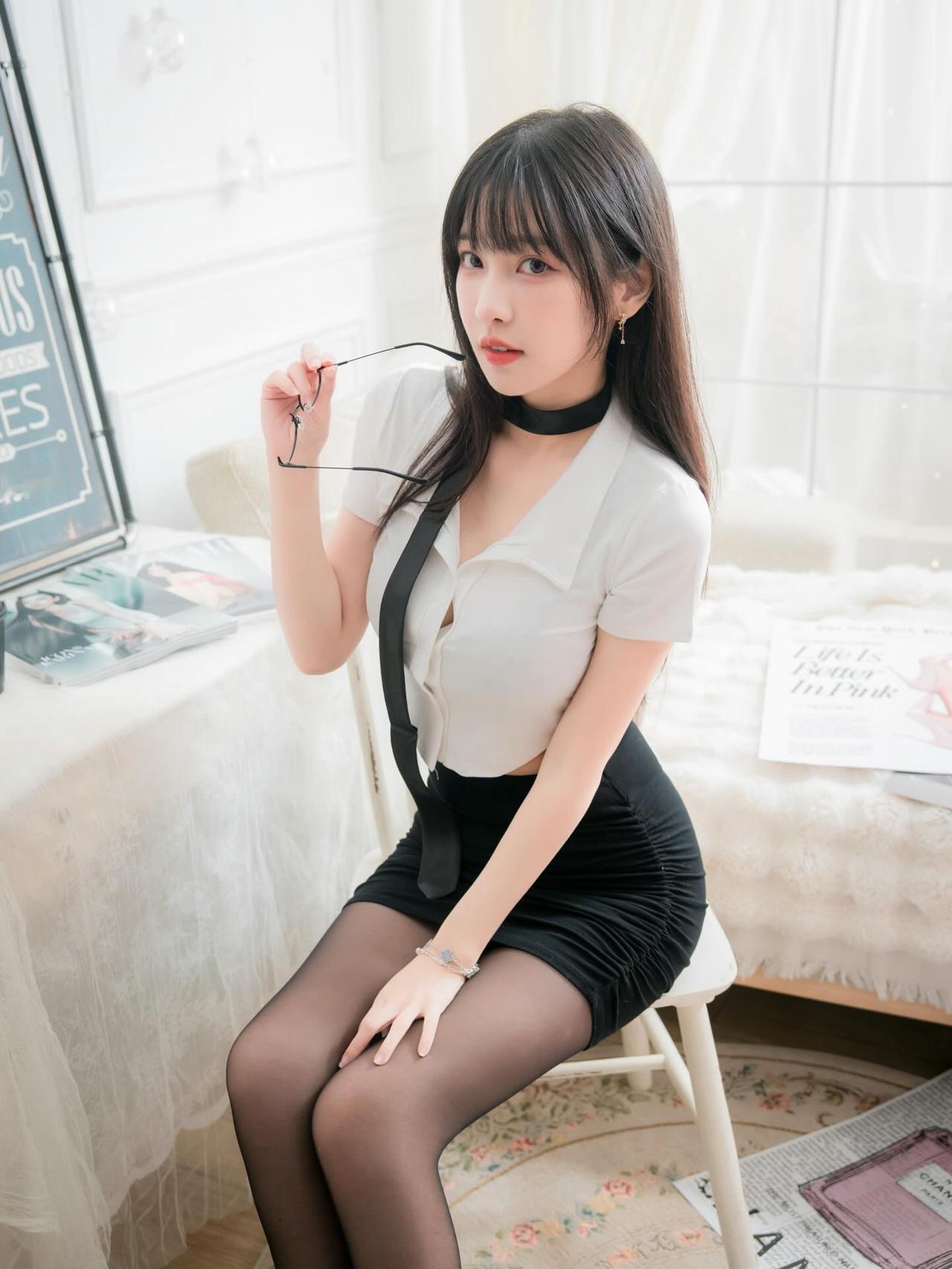 台妹画报：优雅风黑丝女秘书！