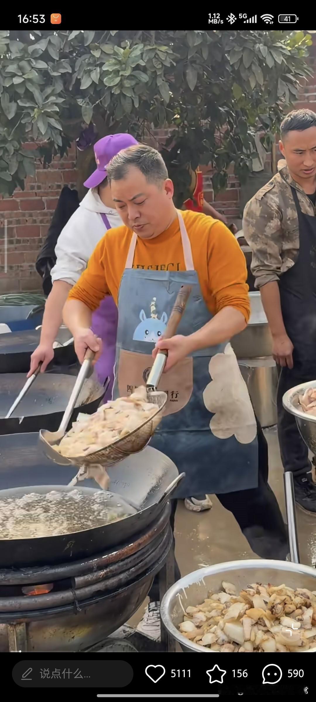 呆呆家的后厨忙翻了呆呆妹家的后厨直接忙成了流水线！几十号人围着大锅灶台连轴转，