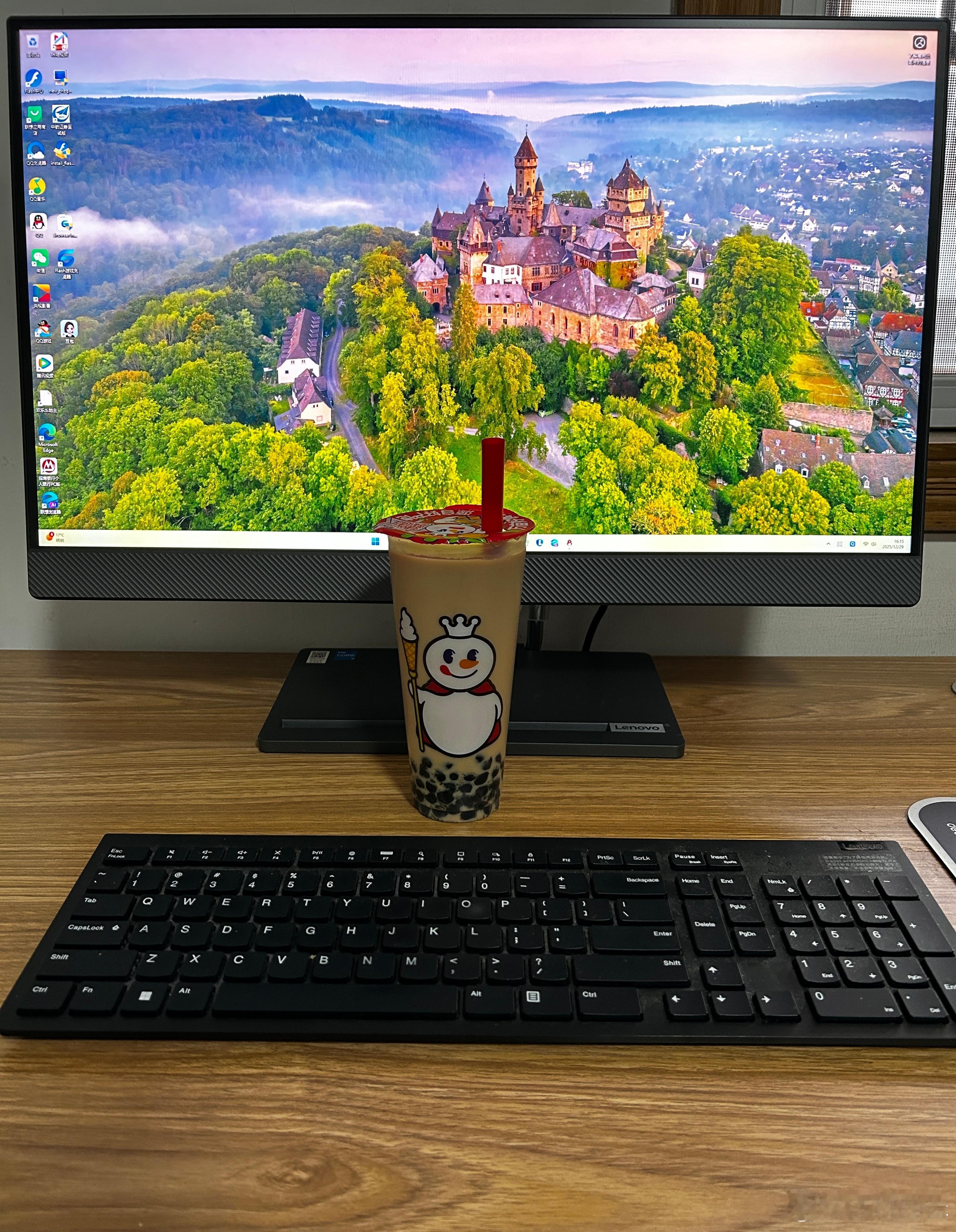 我在喝蜜雪冰城的珍珠奶茶，8元1杯。