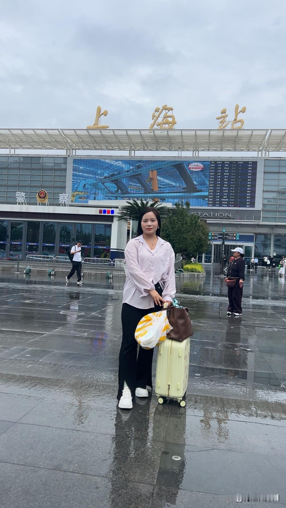 第一次去上海，老李给我赞助了2000大洋，说上海消费特别高，到了那里千万别不舍得