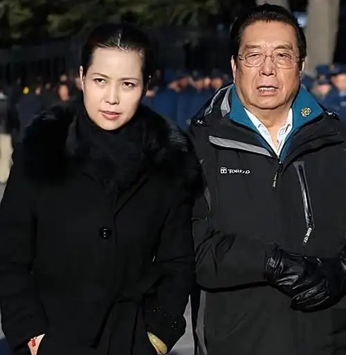 1990年，51岁的李双江要娶小20多岁的学生梦鸽，母亲拉着李双江的手，老泪纵横