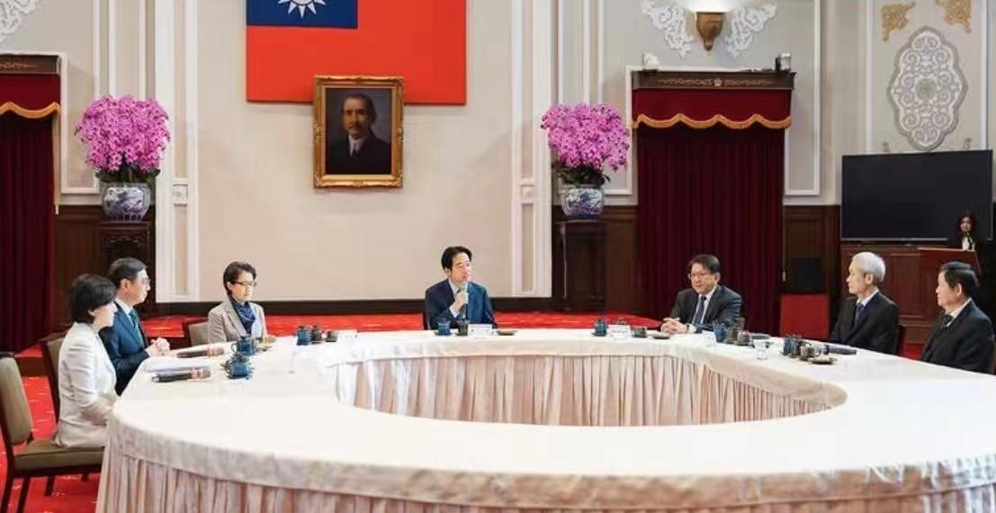 韩国瑜今日虽然没有参加这场茶叙，赖清德视乎压根就不在意，他选继续召开而且是密会协