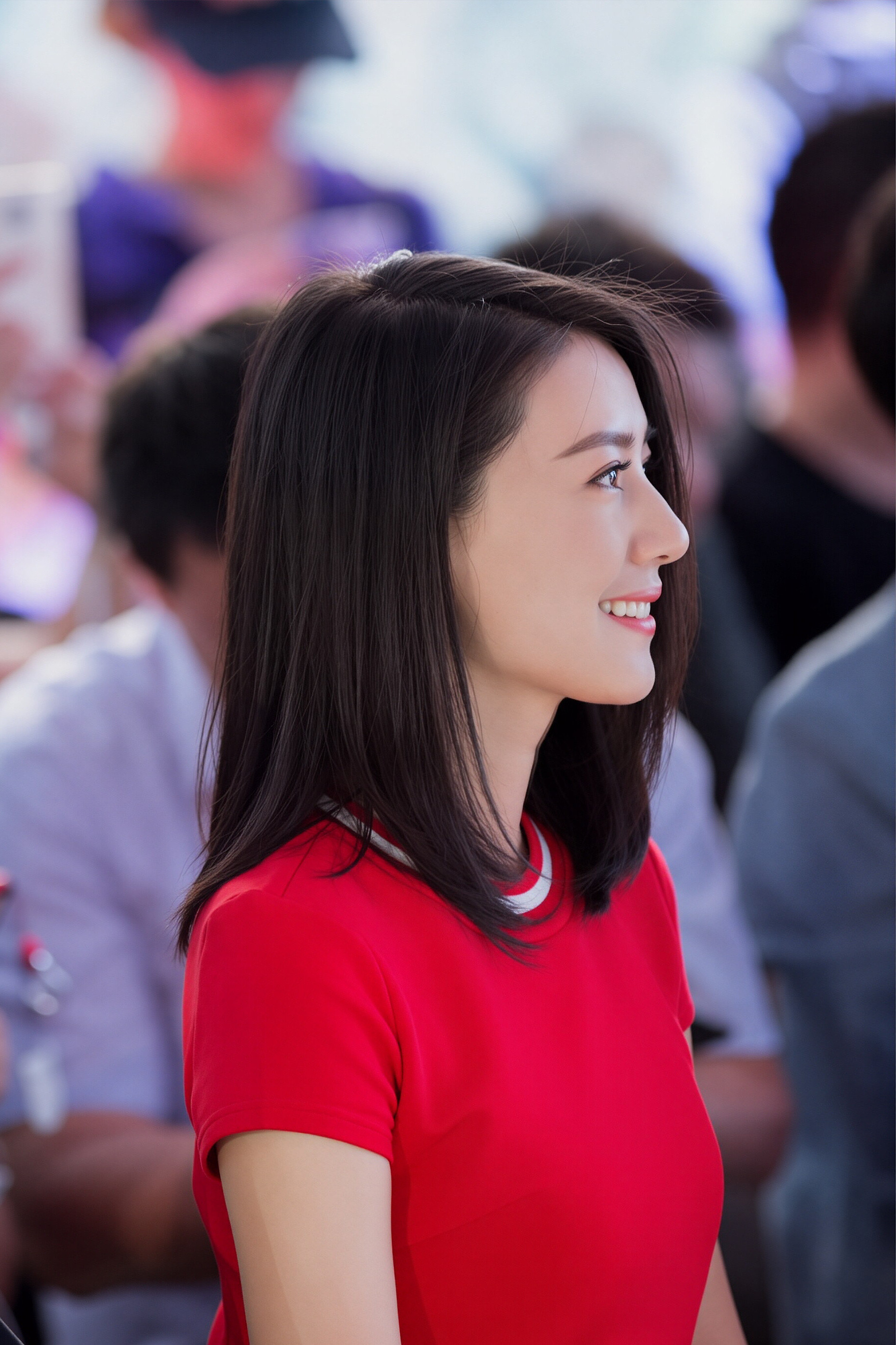 红衣造型，完美诠释了春日多巴胺的极致魅力。活动现场的红裙利落大气，红与白的撞色明