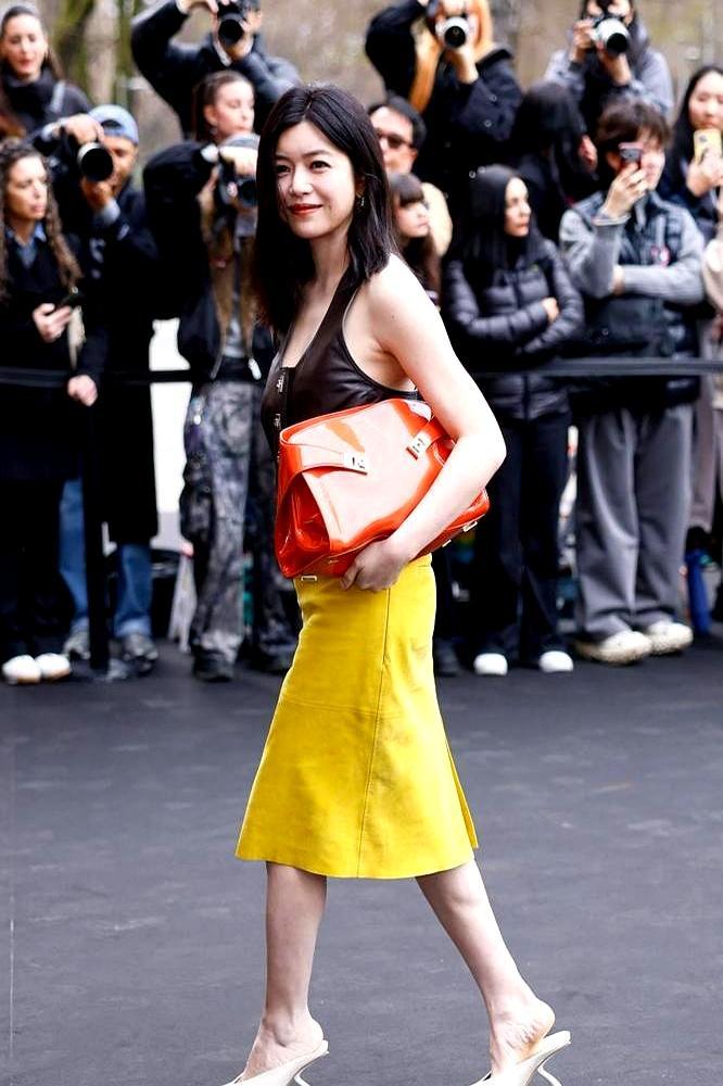 42岁不是终点，而是她重新定价人生的起点。陈妍希亮相米兰时装周，表面是冻龄