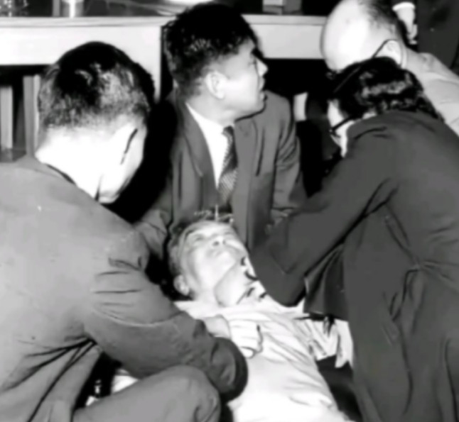 1962年，一代文豪胡适竟被人用一句话给“活活气死”！当时胡适正在一场酒会中致辞