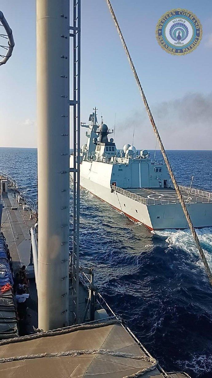 菲律宾海军“本盖特”号登陆舰在中业岛海域遭遇中国海军532“荆州”号导弹护卫舰近