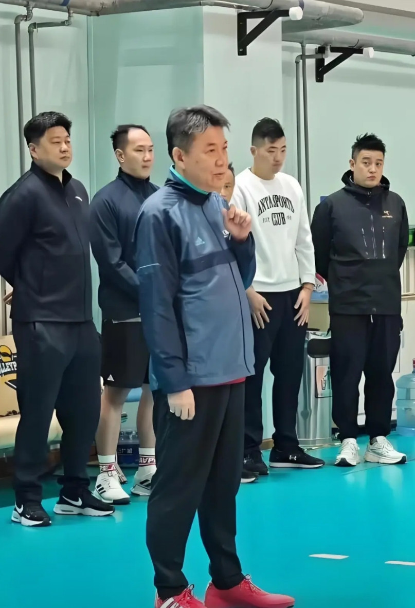 蔡斌已经进入上海女排主教练角色：与外援沟通交流，与队员做了最新的技战术体系打法交