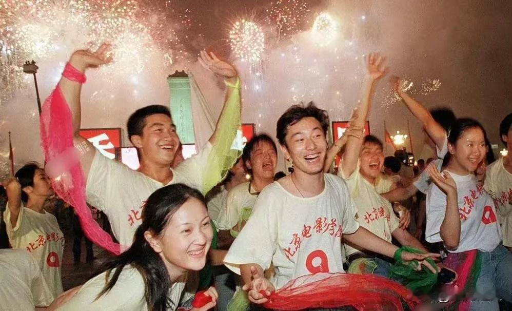 难怪黄晓明当年能一路火起来，看他早年的照片就懂了！那是真帅，在班里妥妥的颜值天花