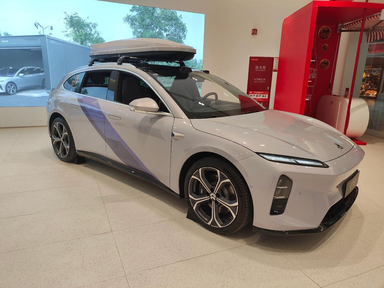 今天去试驾ES8，顺便问了问现在5566的价格。选装五折，5566的现车100