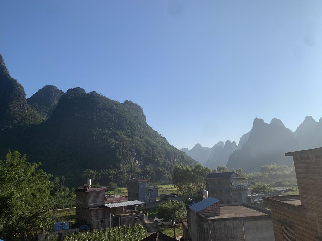 为什么越来越多人想回农村建房？如今越来越多人琢磨着回农村盖房，不是一时冲动，