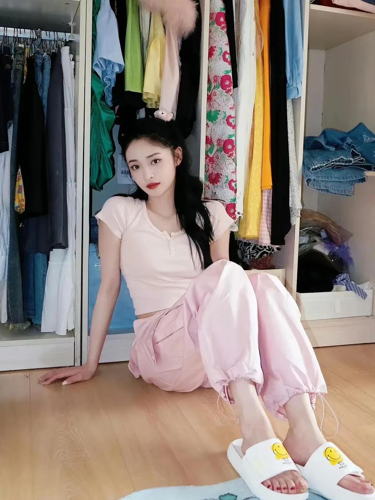 周洁琼，身高166厘米，粉衣美人倚衣柜，笑语盈盈暗香来。