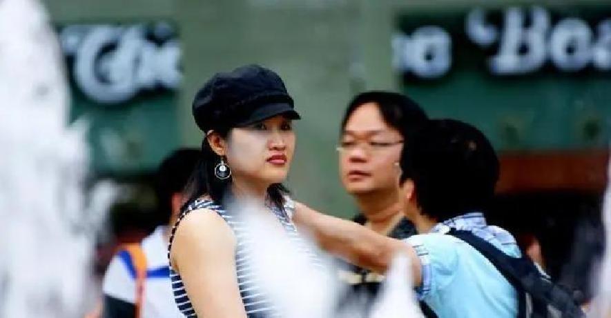 果不其然。新加坡一位华人突然公开说了自己的看法，句子很直接：在新加坡的华人