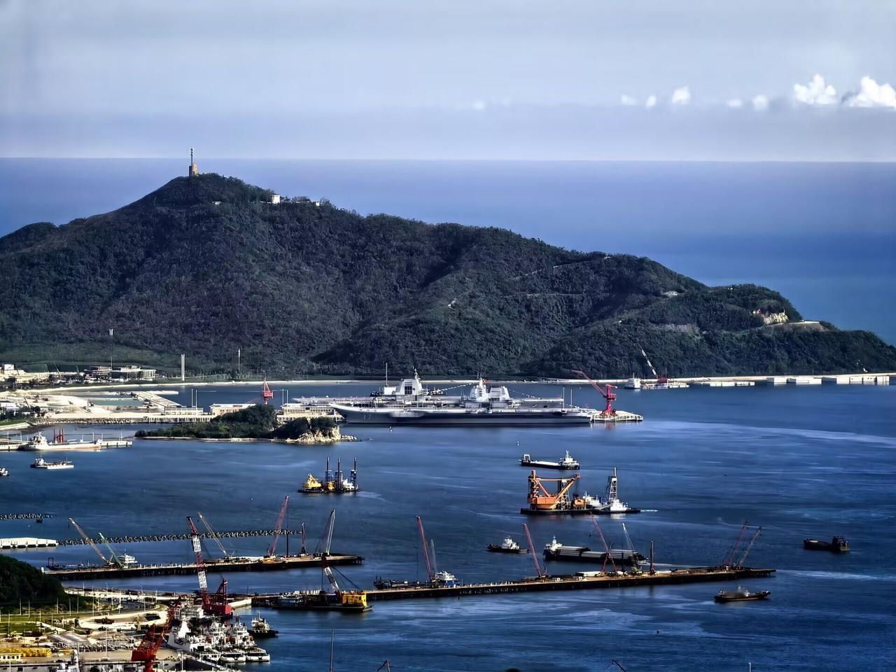 “福建”舰首次抵达三亚母港，“山东”舰和“福建”舰也首次同框靠泊在一起，上午出了