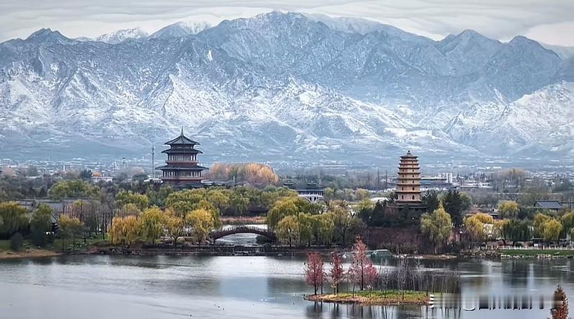雪落秦岭，渼陂湖把长安的诗意酿成了画当秦岭的雪如碎玉般铺满山脊，鄠邑的渼陂湖