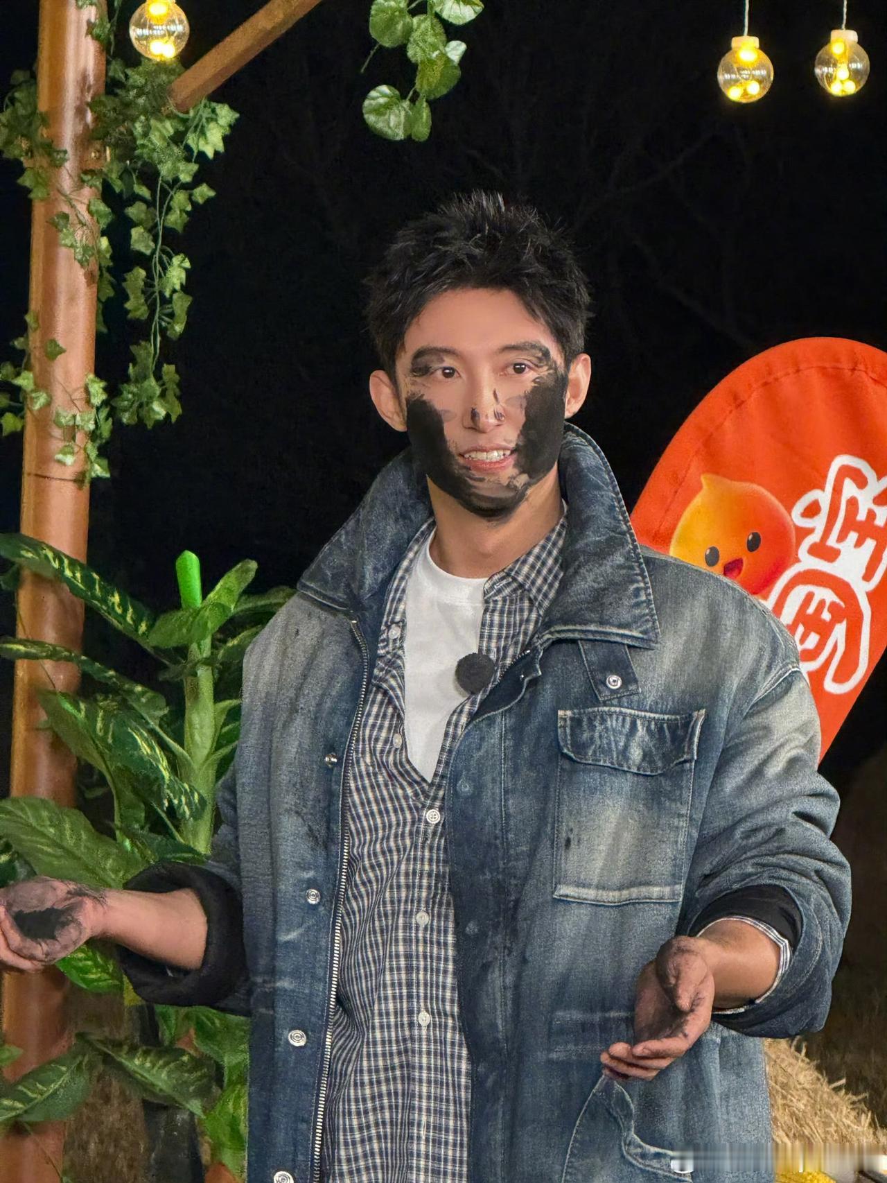 男粉丝：卧槽黄sir这黑脸笑得我DNA动了！"老公"这声喊得值当，你看他嘴角抽得