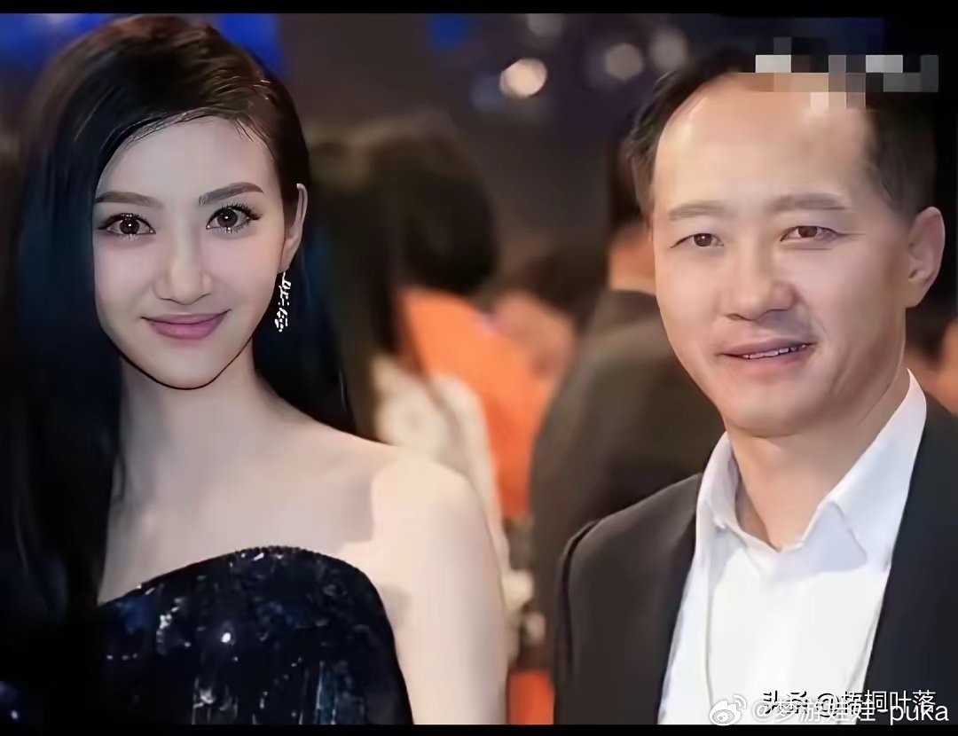 景甜还在上大学的时候，就是路征极力的捧红了她，给景甜最好的资源和经纪人。​有传闻两个人2012年就分