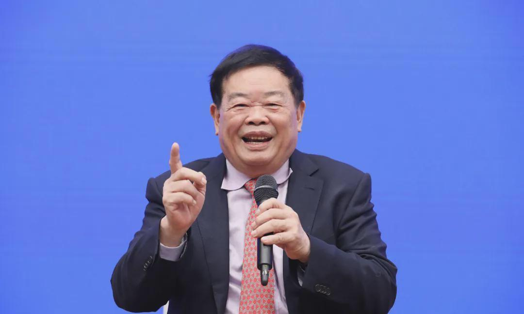 1980年，千亿富豪曹德旺爱上25岁的红颜知己，写信向妻子陈凤英提出离婚，当俩人