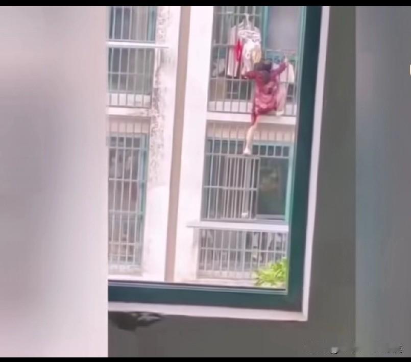 昨晚我一条内裤丢了，就晾在阳台上，可能太靠近窗户了。品牌的，要25块一条，心疼