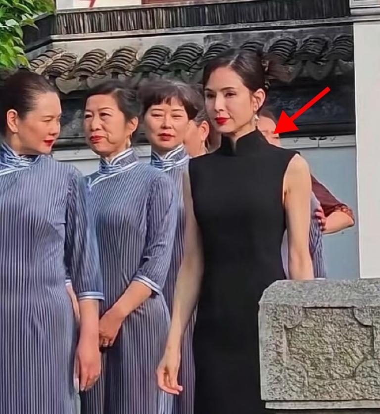 李若彤和同龄人站一块儿，说她年轻20岁真不夸张！我朋友说见过她本人，瘦瘦小