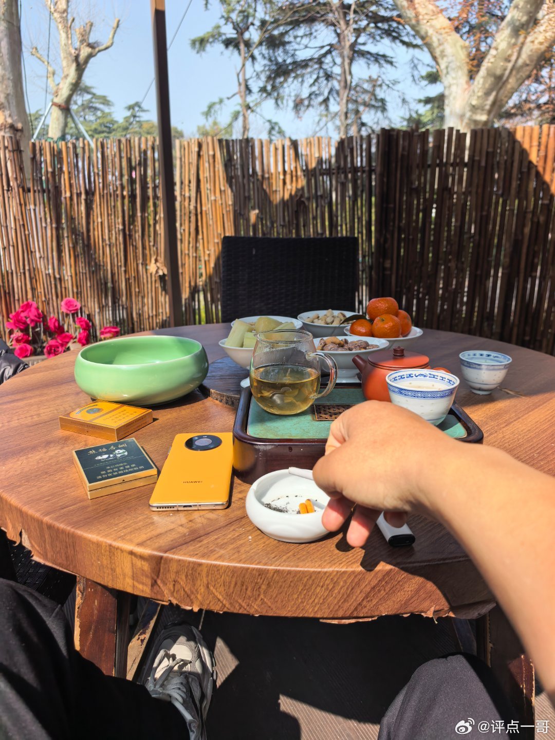 这个季节乱穿，短袖T恤加薄羽绒服，逛了一圈，休息。约了个小妹女午餐下午茶。我滴孩