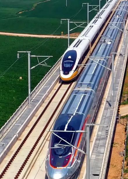 难怪高铁要大力发展，它的能耗成本令人惊讶。一列载有500人的高铁，在时速300公