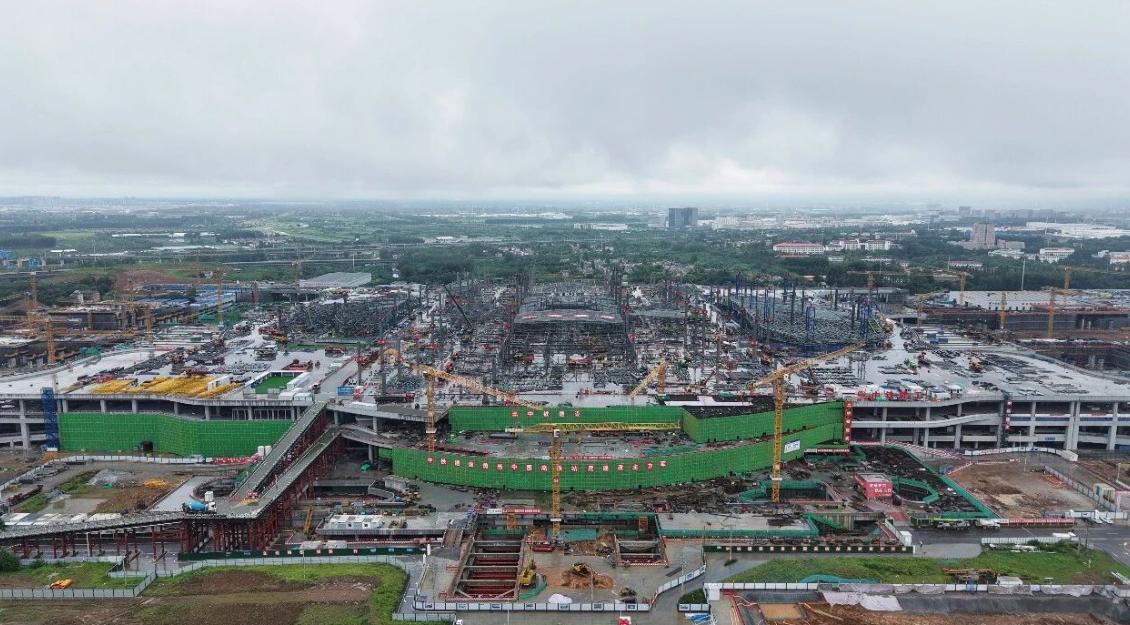 7月20日，南京江北新区老山脚下，最后一方混凝土浇筑入模——南京北站站房混凝土主