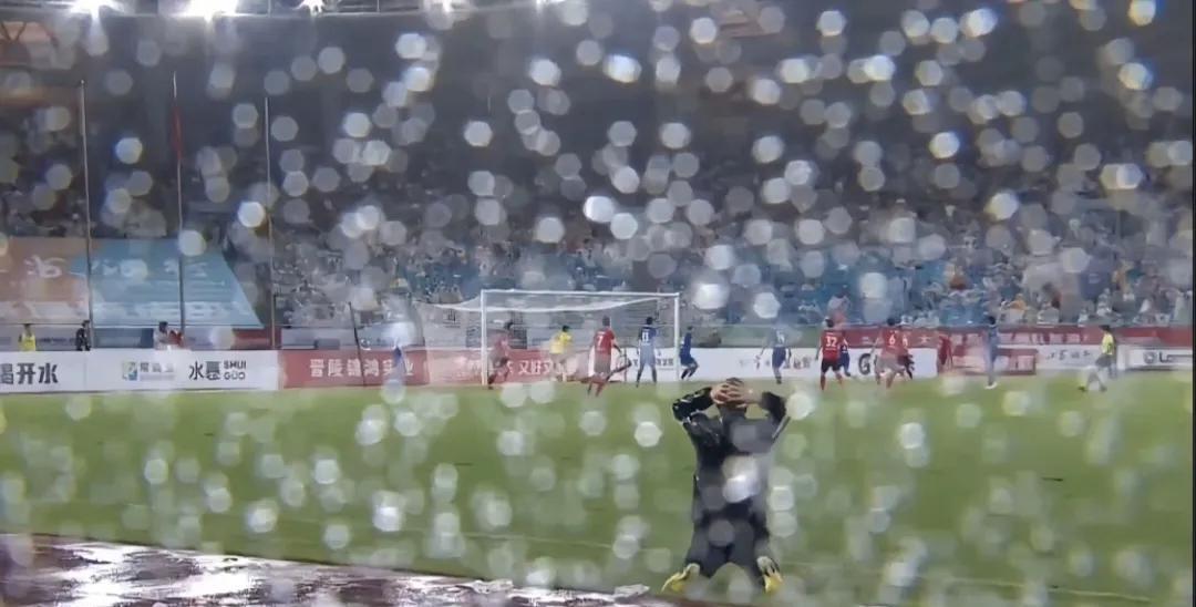 当常州队教练在雨中跪下的这一刻，你怎么能不共情怎么能不动情，也许这时候没有人比他