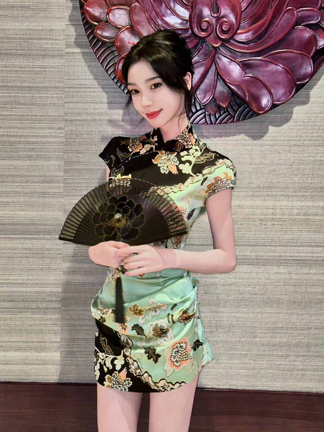 易梦玲她以碧绿色短款旗袍搭配盘发造型亮相，手持中式折扇，整体呈现温婉古典的东方美