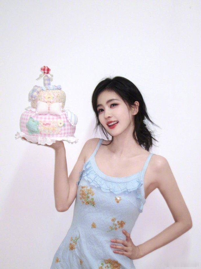白鹿生日合影白鹿生日蛋糕大片白鹿生日合影，白鹿生日蛋糕大片，谁懂一下这个白鹿已经