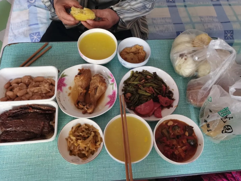 活着的意义是什么？看到这样一个视频，感慨颇多！父母于半年内相继离世，女儿回来后把
