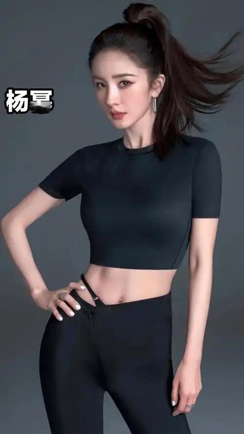要说女明星里穿瑜伽裤最有型的，我首推杨幂。她本身身材比例就很绝，大长腿又直又细