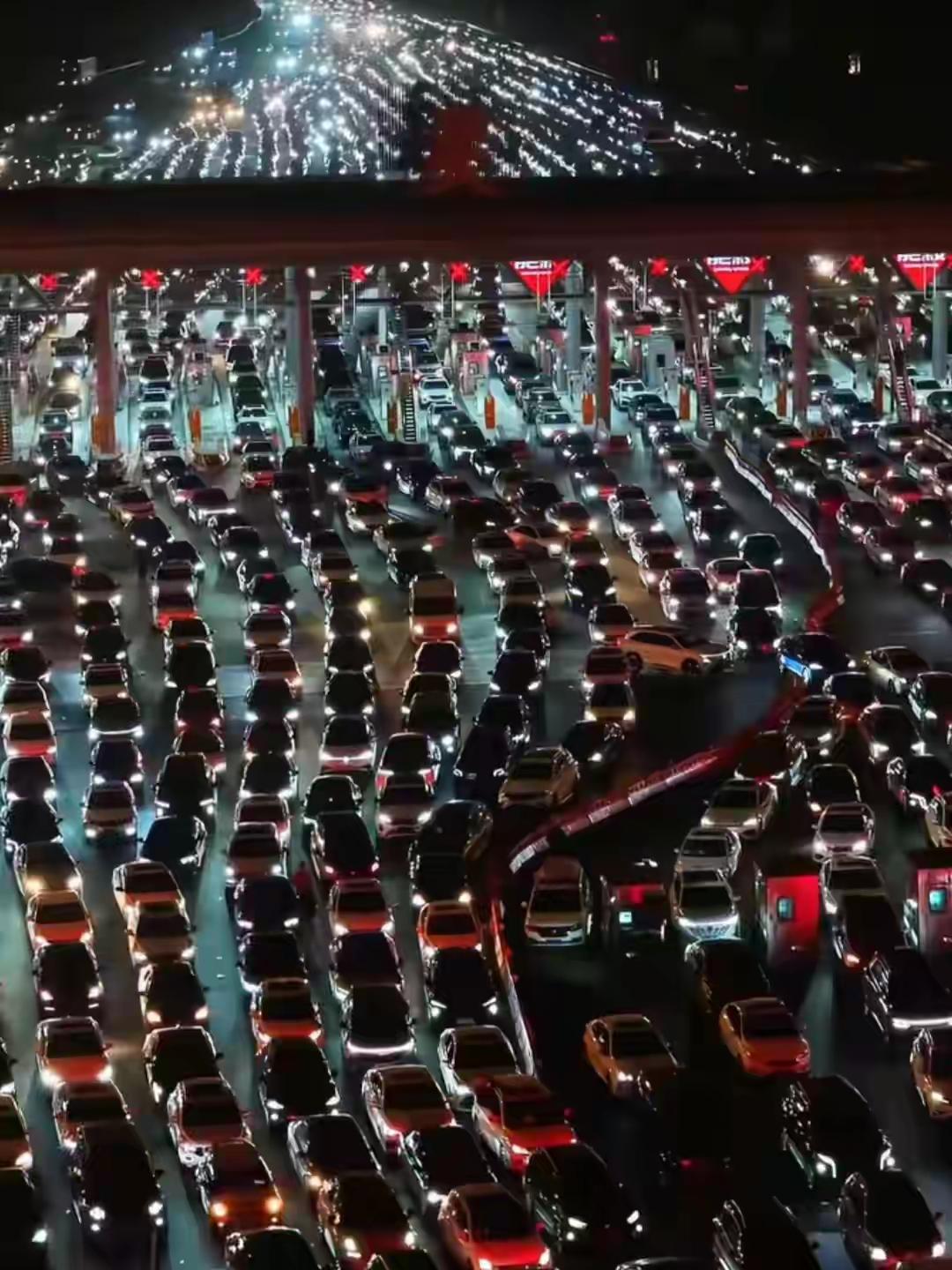 完整榜单航拍中国最大高速收费站返程高峰当镜头从高空缓缓拉开，一幅壮观的画面